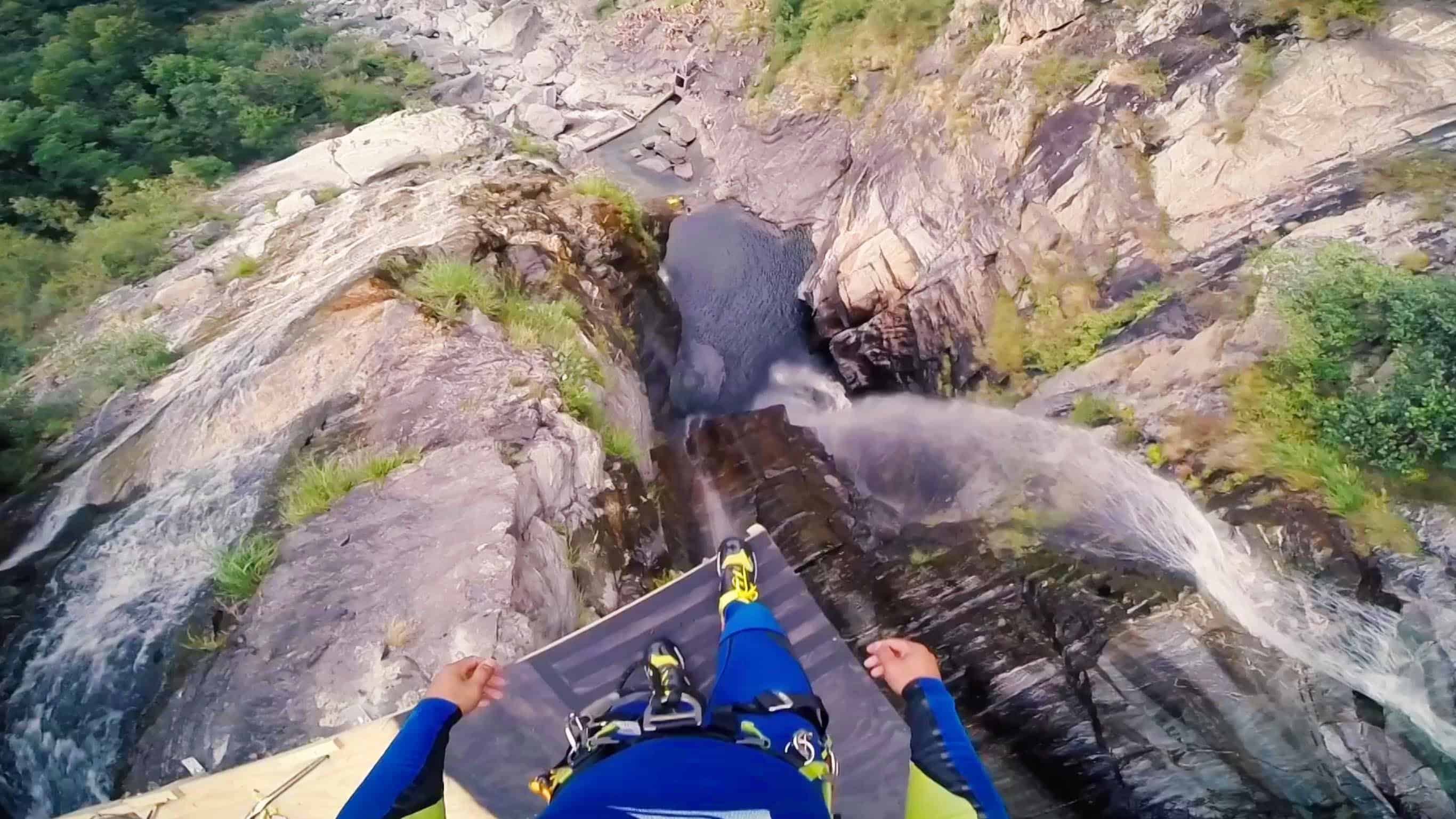 Kranker 59 Meter Cliff Jump aus der Ego-Perspektive