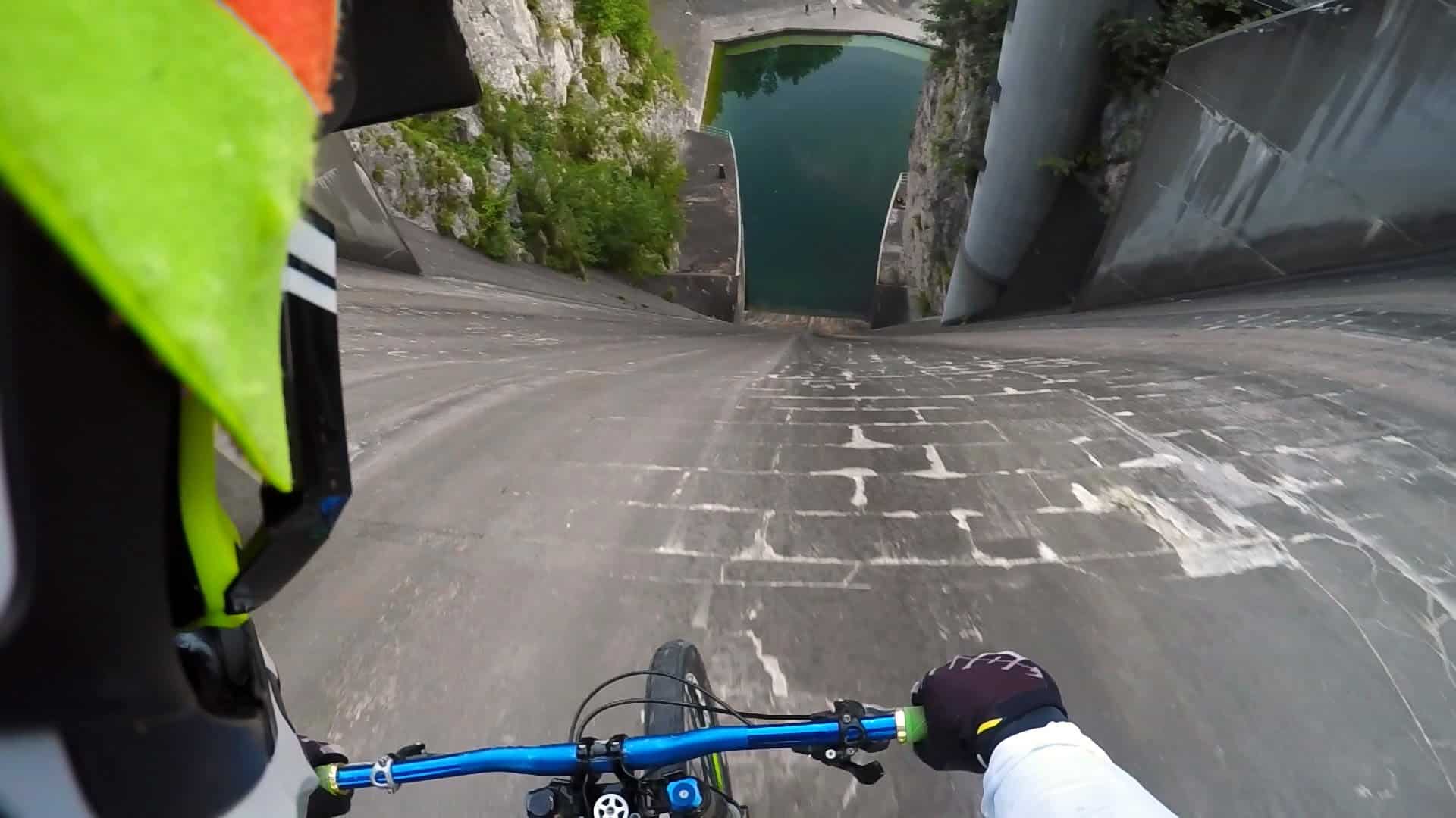 Mit dem Fahrrad eine Staumauer runterfahren aus der Egoperspektive
