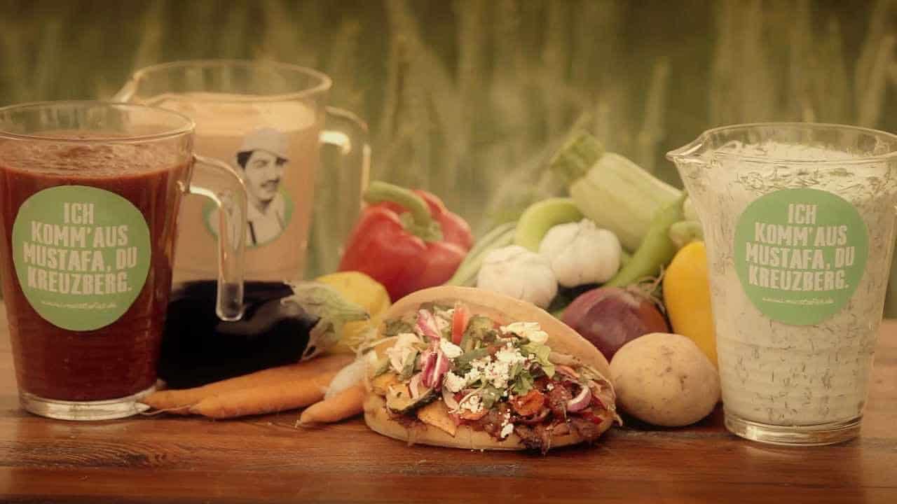 Mustafa's Gemüsekebap - Davor steh ich mit meinem Namen