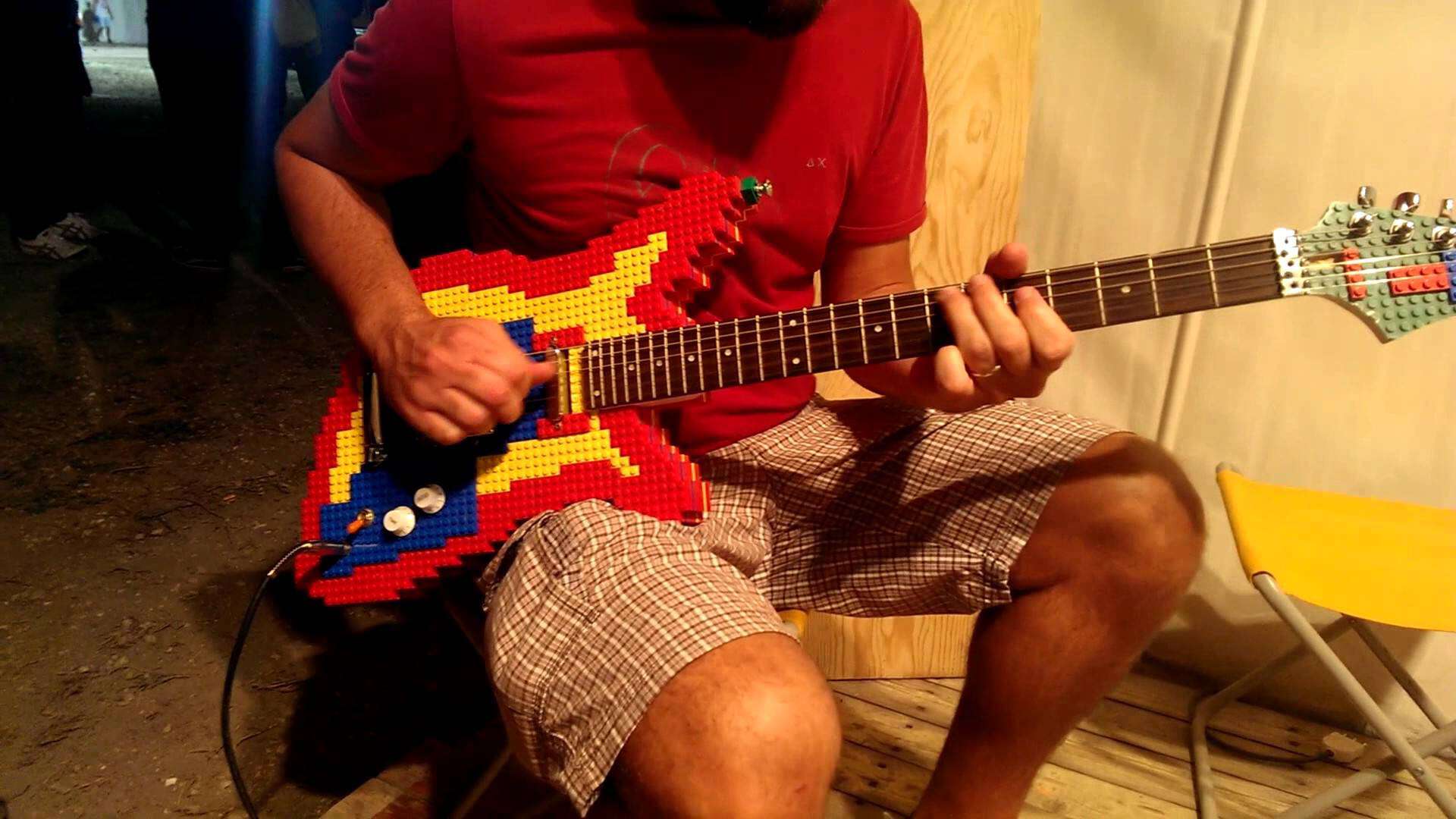 So klingt eine E-Gitarre aus Lego-Steinen