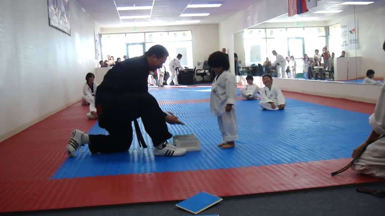 Taekwondo: Der kleine Junge und das Brett