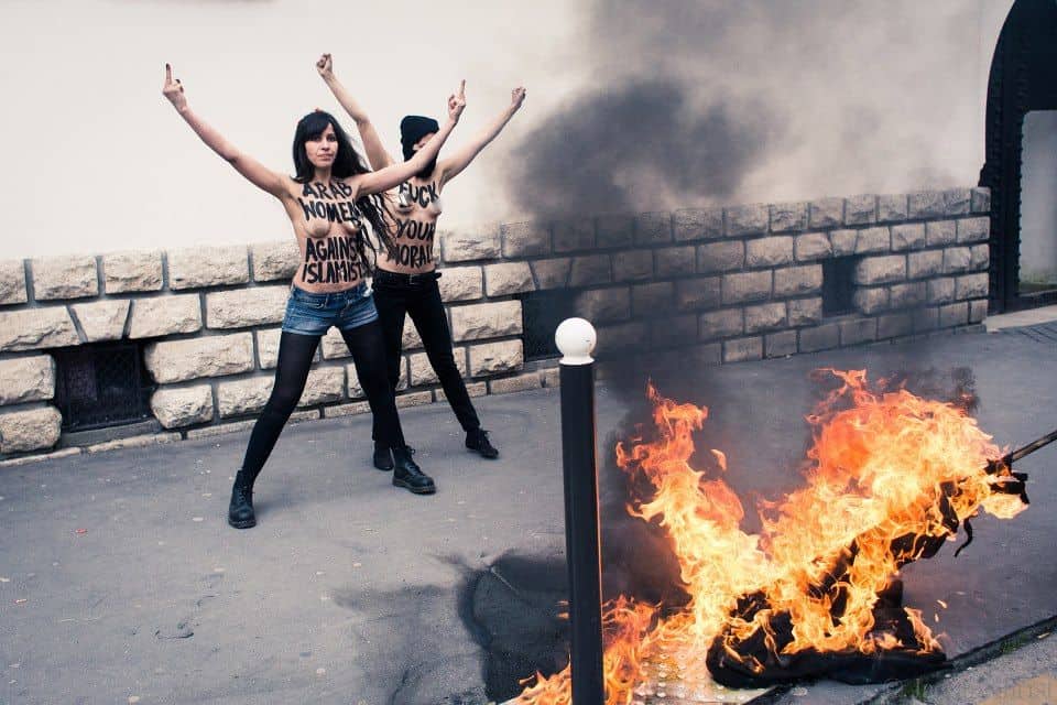 Libanesische Topless Mädchen verbrennen die Flagge des ISIS