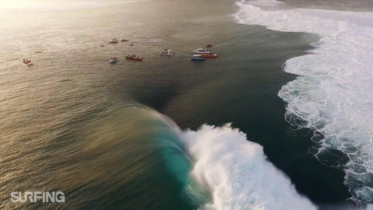 Surfer au large de Tahiti filmé avec un drone