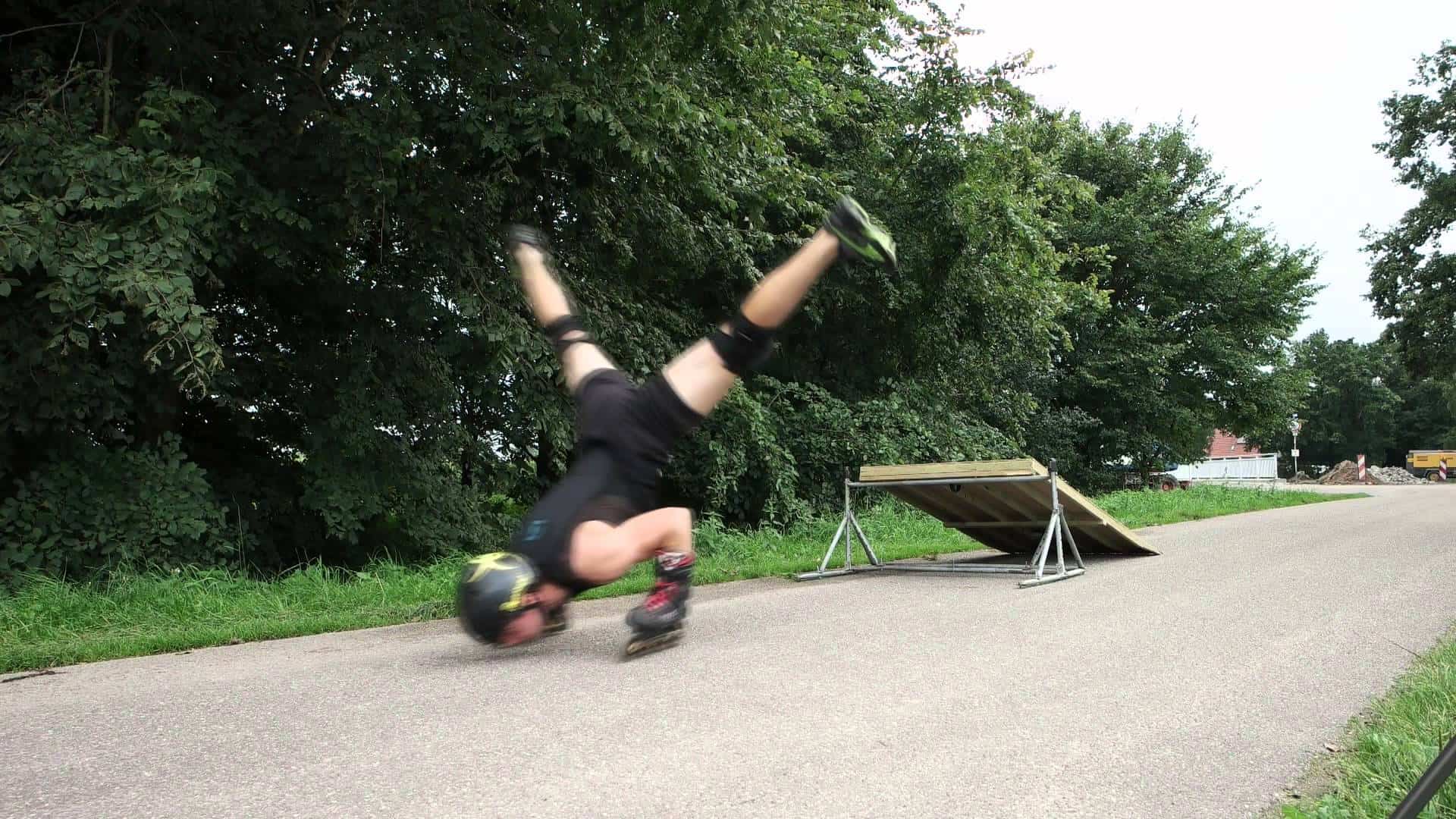 Dieser unglaubliche Athlet fährt Rollerblade an seinen Händen