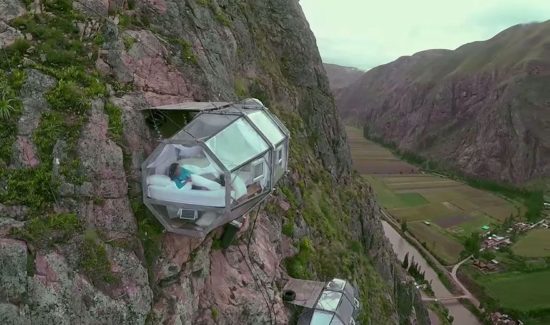Durchsichtige Schlaf-Kapseln in über 120 Meter