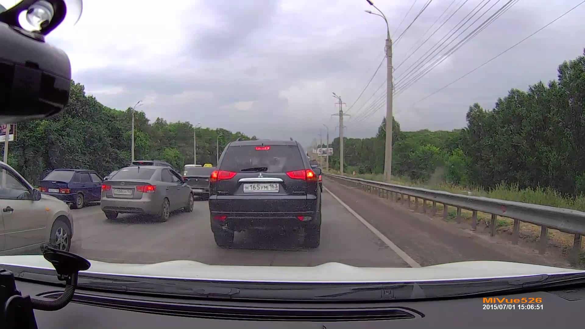 Ein Lada-Fahrer steht nicht im Stau, ein Lada-Fahrer fährt am Stau vorbei