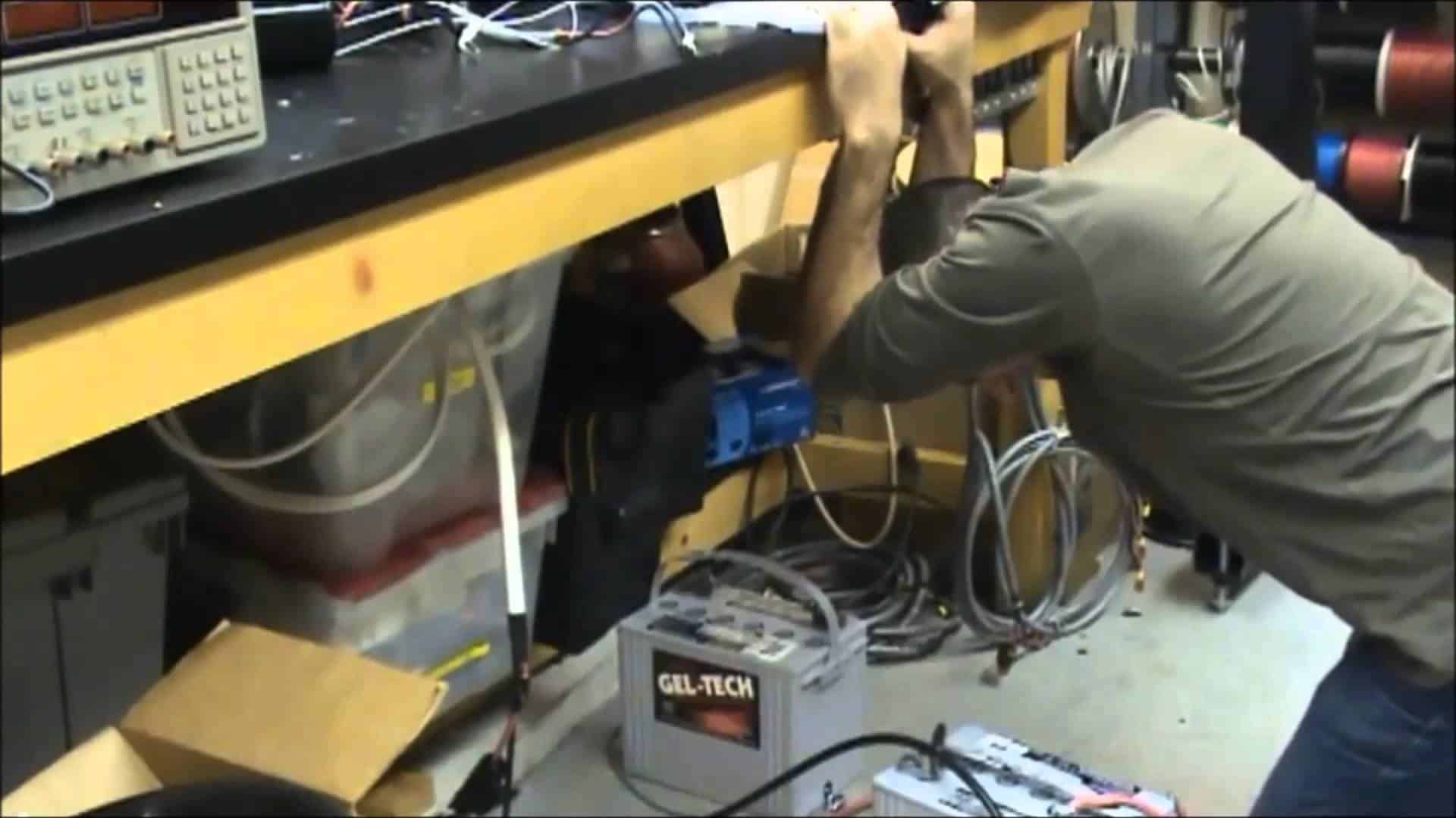 Elektroingenieur unter Strom
