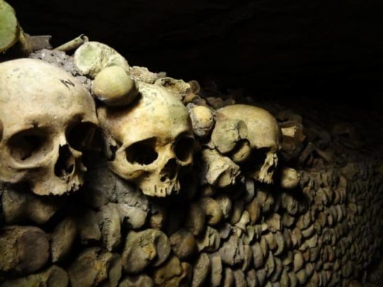 Soutěž: Vyhrajte přes noc pobyt v pařížských katakombách na Halloween