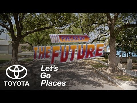 Michael J. Fox kaj Christopher Lloyd reunuiĝas por "Back To The Future" Toyota Mirai-vidbendo