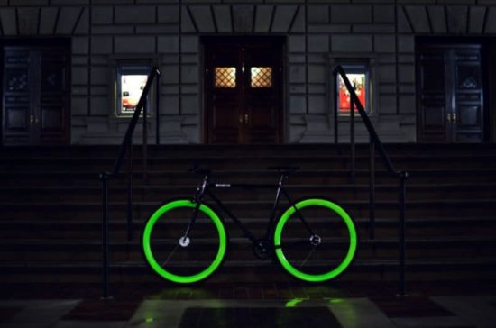 Pure Fix Cycles: resplandor crepuscular con la bicicleta en el tráfico