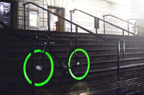 Pure Fix Cycles: Nachleuchtend mit dem Fahrrad in den Strassenverkehr