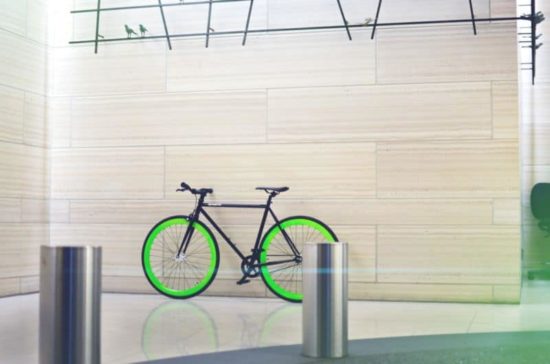 Pure Fix Cycles: resplandor crepuscular con la bicicleta en el tráfico