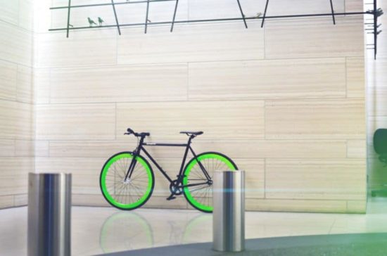 Pure Fix Cycles: Nachleuchtend mit dem Fahrrad in den Strassenverkehr