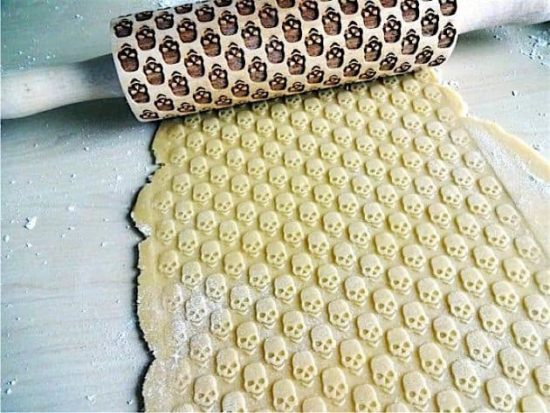 Teigroller für gruslig schöne Totenkopf-Kekse