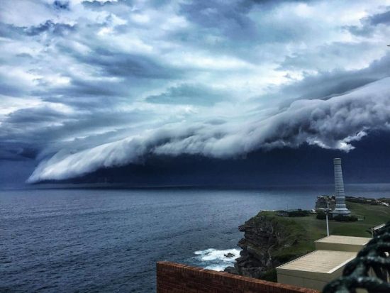 Tsunamin pilvet Sydneyn yläpuolella
