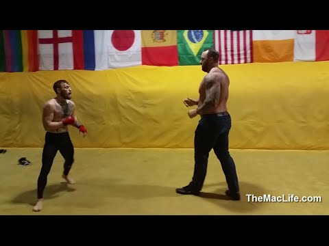 MMA-fighter prøver å slå ned The Mountain fra Game of Thrones