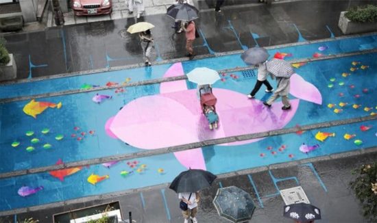 Strassenkunst, die nur bei Regen zum Vorschein kommt