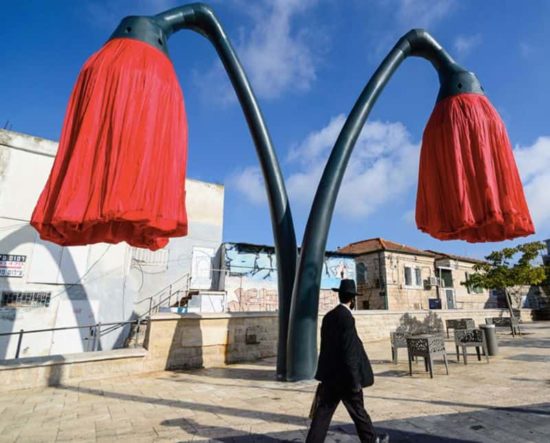Diese Blume Lampen blühen, wenn Leute unter ihnen stehen