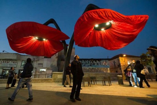 Diese Blume Lampen blühen, wenn Leute unter ihnen stehen
