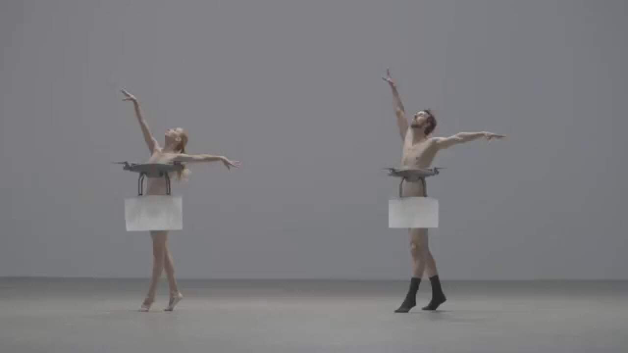 Drony cenzurują miejsca intymne nagich tancerek baletowych