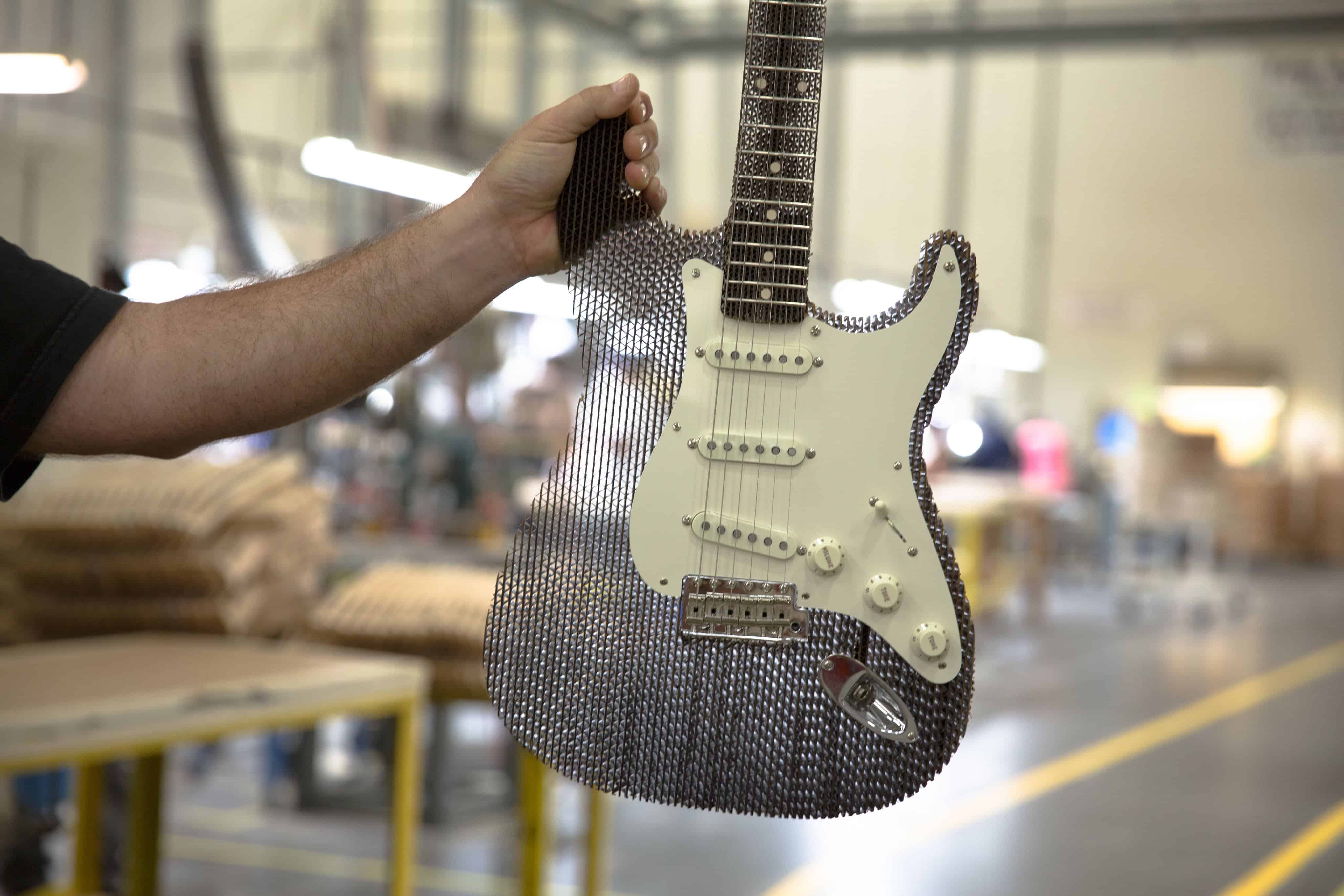 Fender Stratocaster vyrobený z kartónu