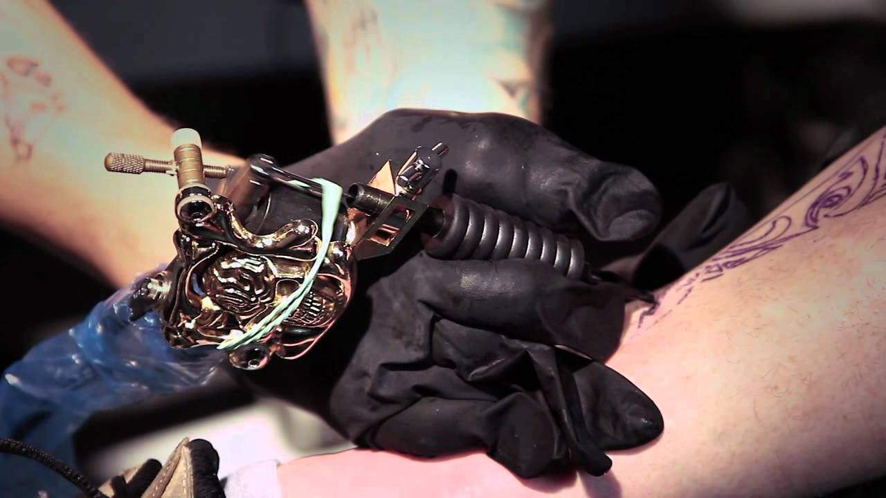 Mannen, född utan armar, blir en professionell tatueringskonstnär