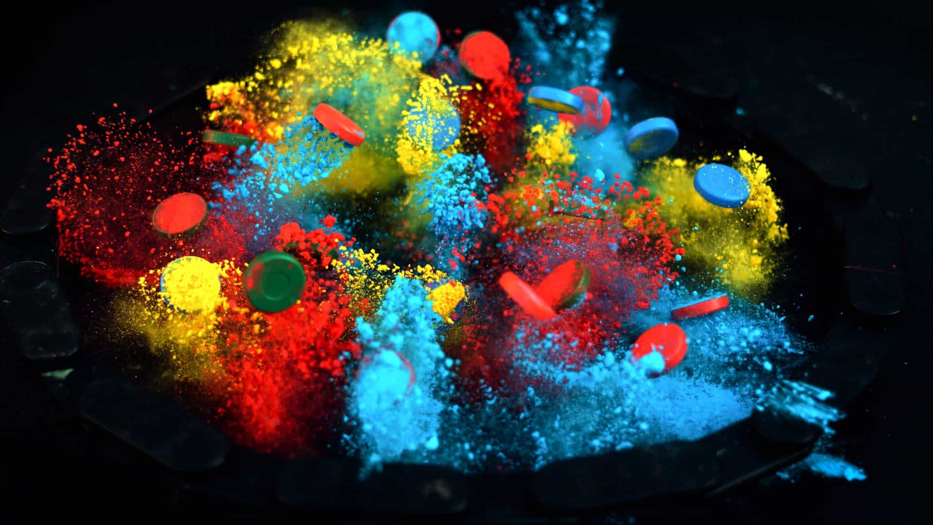Slowmotion zusammenknallender, farbiger Magnete