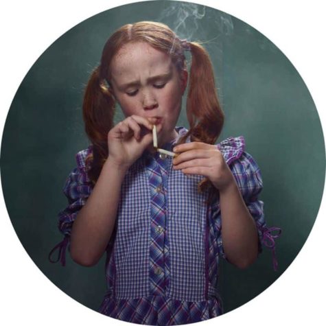 أطفال يدخنون