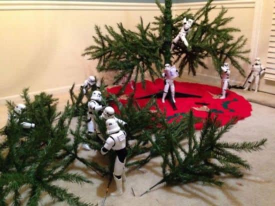 Stormtroopers bauen den Weihnachtsbaum zusammen