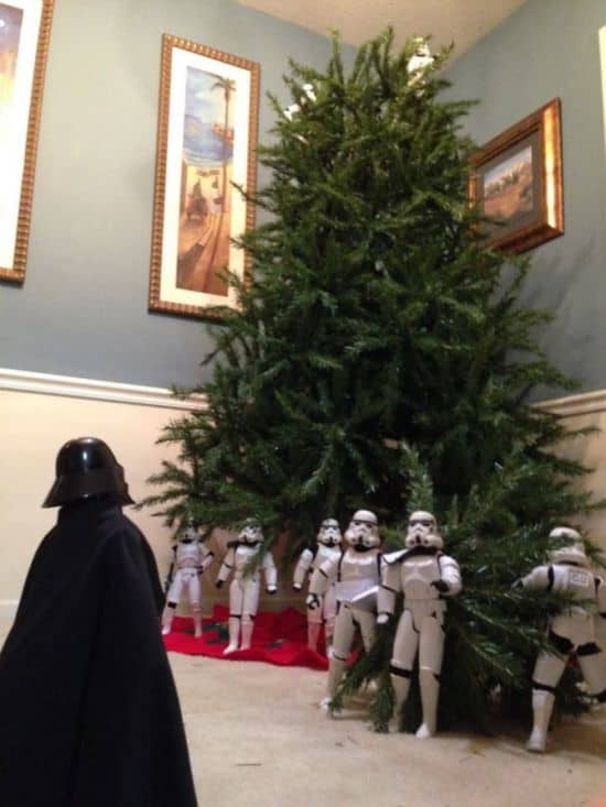 Stormtroopers bauen den Weihnachtsbaum zusammen