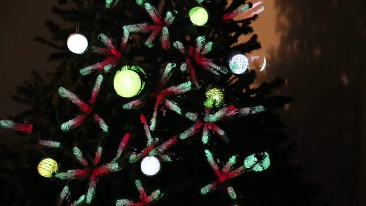 Weihnachtsbaum per Projection Mapping schmücken