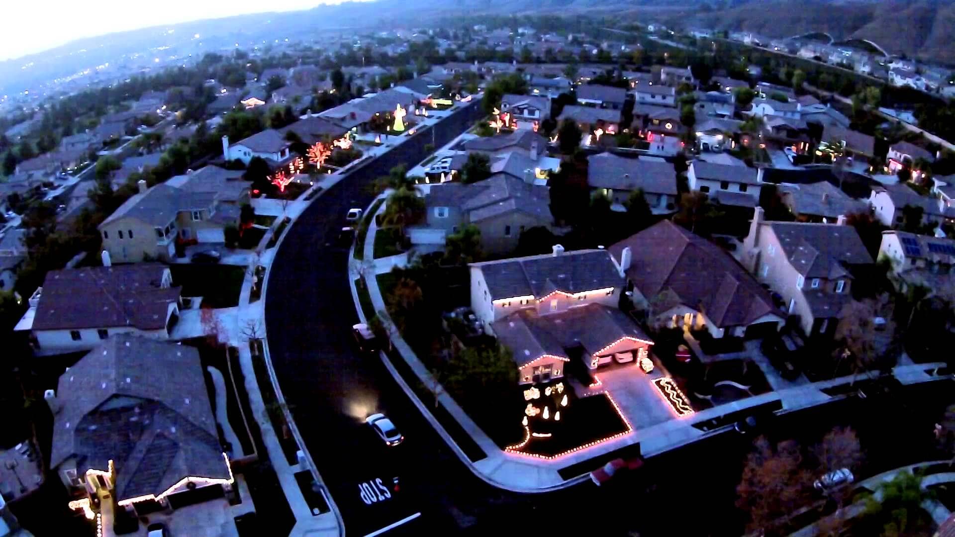 Weihnachtslichter im Winter mit einer Drone gesehen
