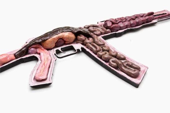Anatomia della guerra: pistole con frattaglie