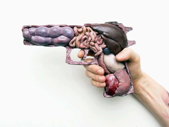 Anatomia della guerra: pistole con frattaglie