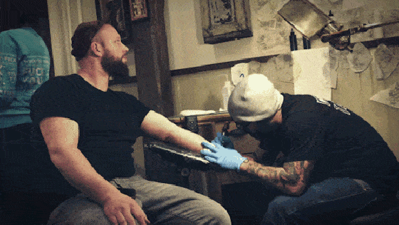 En el tatuador