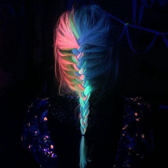 Regenbogen-Haar, dass in der Dunkelheit leuchtet