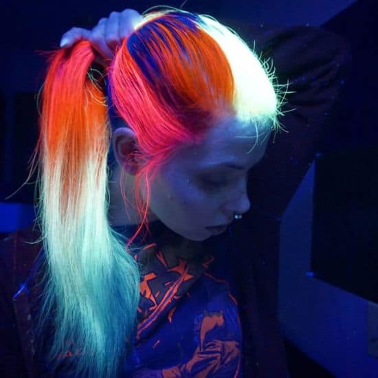 Regenbogen-Haar, dass in der Dunkelheit leuchtet