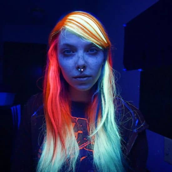 Regenbogen-Haar, dass in der Dunkelheit leuchtet