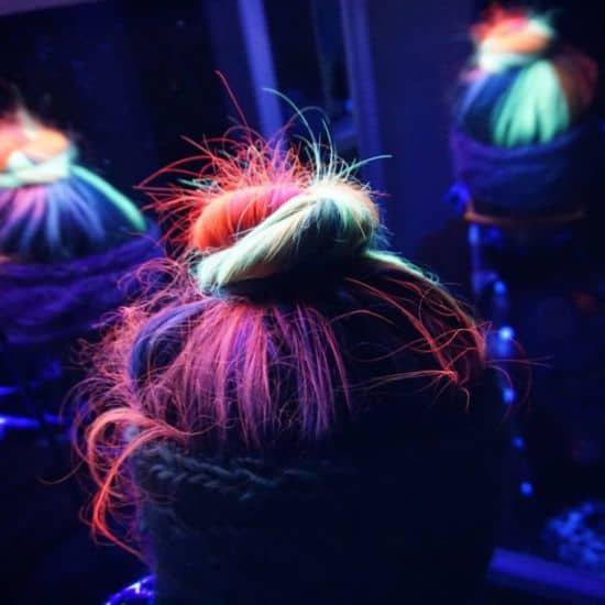 Regenbogen-Haar, dass in der Dunkelheit leuchtet