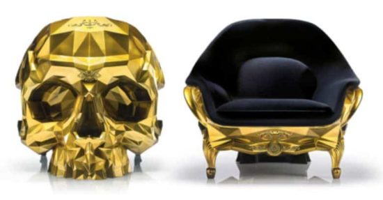 Goldener Schädel als Sessel