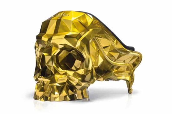 Goldener Schädel als Sessel