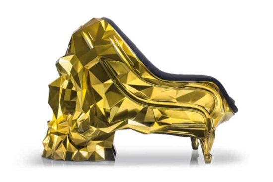 Goldener Schädel als Sessel