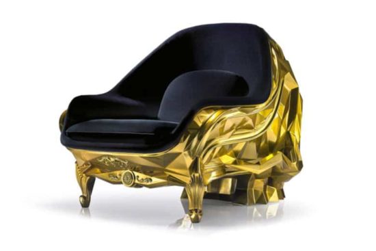 Goldener Schädel als Sessel