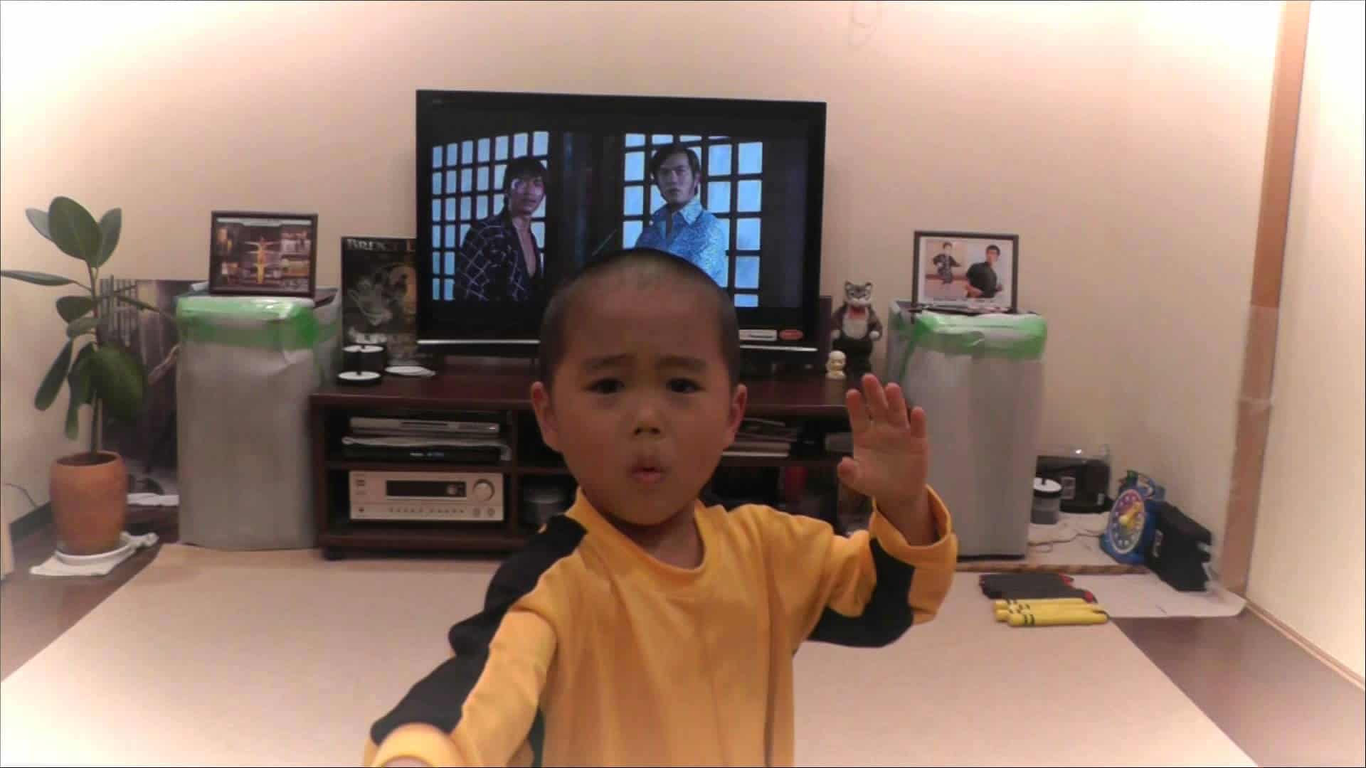 Kleiner Junge imitiert perfekt Bruce Lee