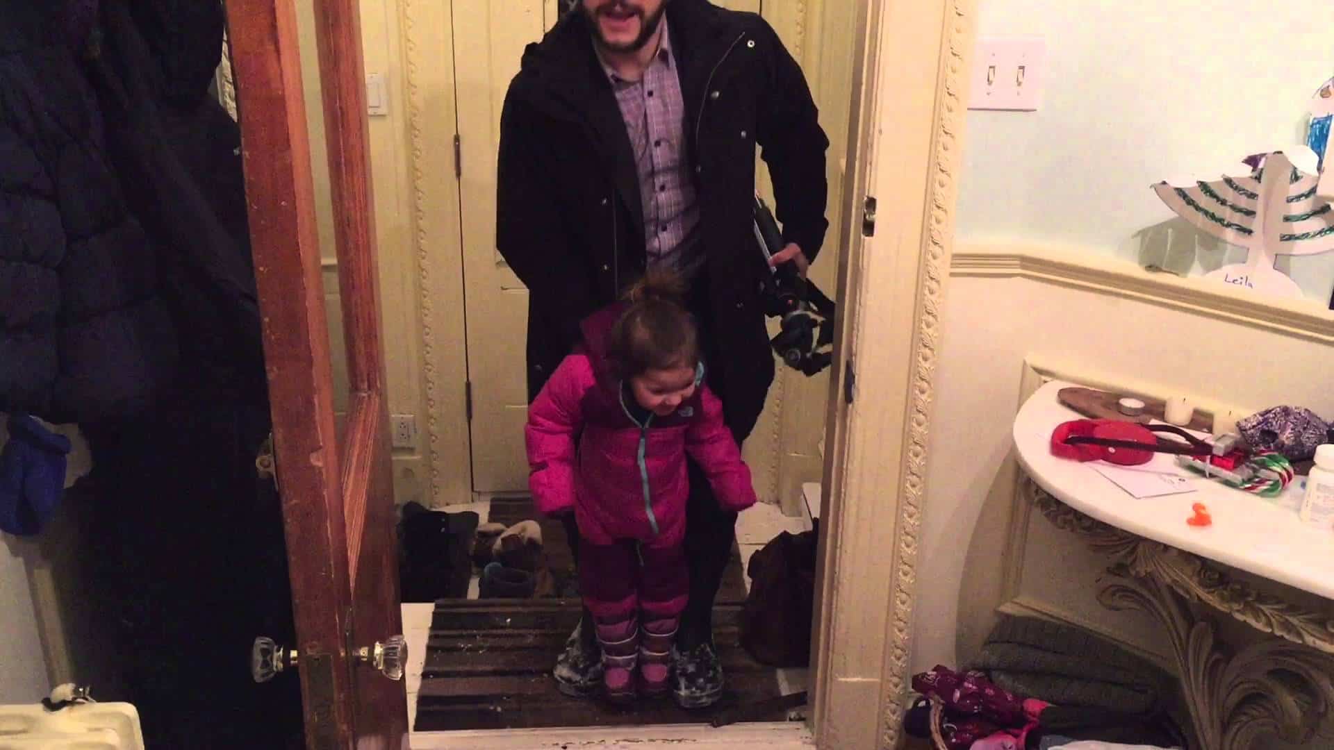 Life Hack: Wie man Kleinkinder aus nassen Winterschuhen holt