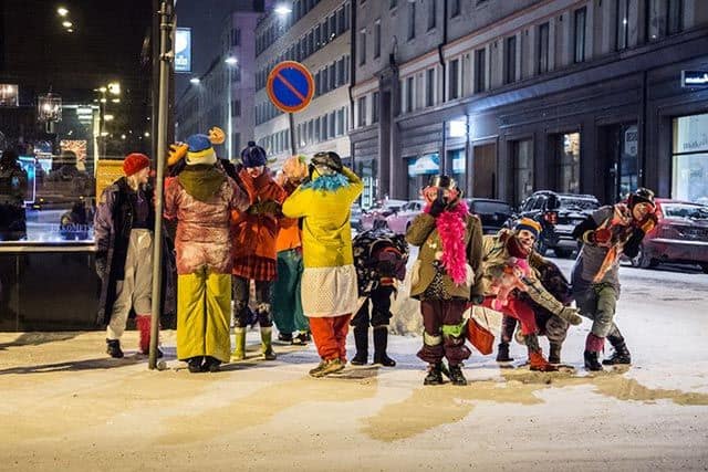 Eine Horde Clowns gegen die finnische Bürgerwehr "Soldiers of Odin"