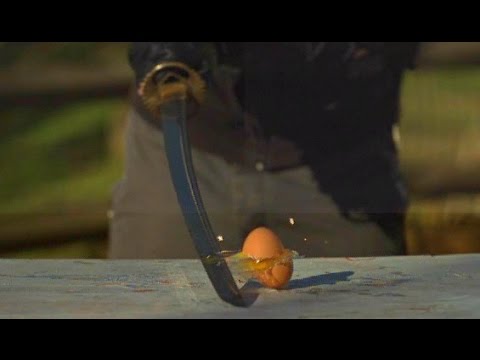 Mit dem Katana durch ein Ei schneiden in Zeitlupe