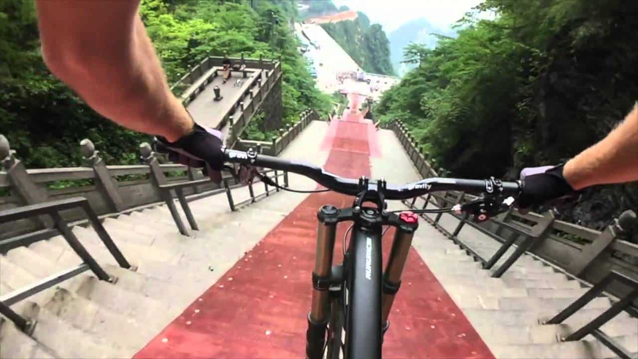 Bicicleta de montaña cuesta abajo en una pendiente del 50%