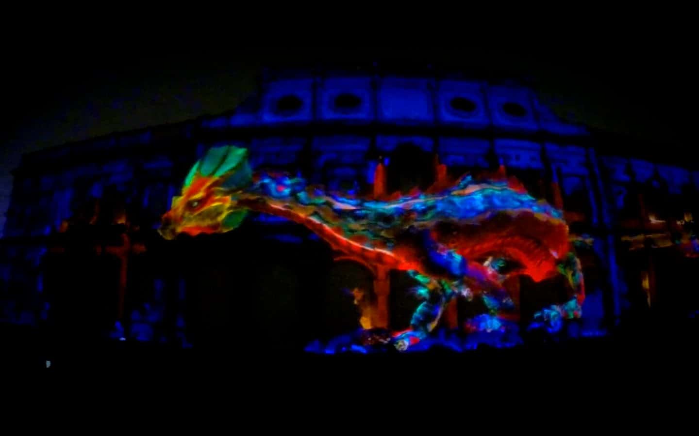 Project Dragon Mapping: Feuer speiender Drache brennt sich durch das Rathaus von Sevilla