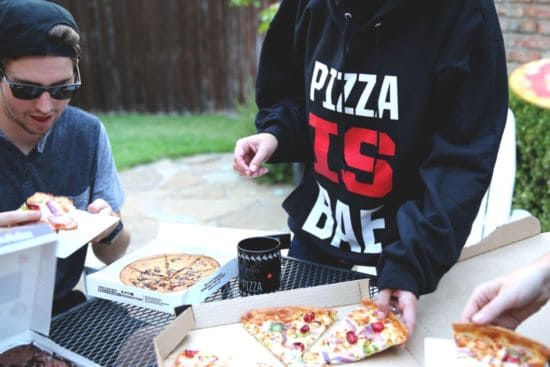 Stay Cheesy: Pizza Hut macht Pizza Fashion